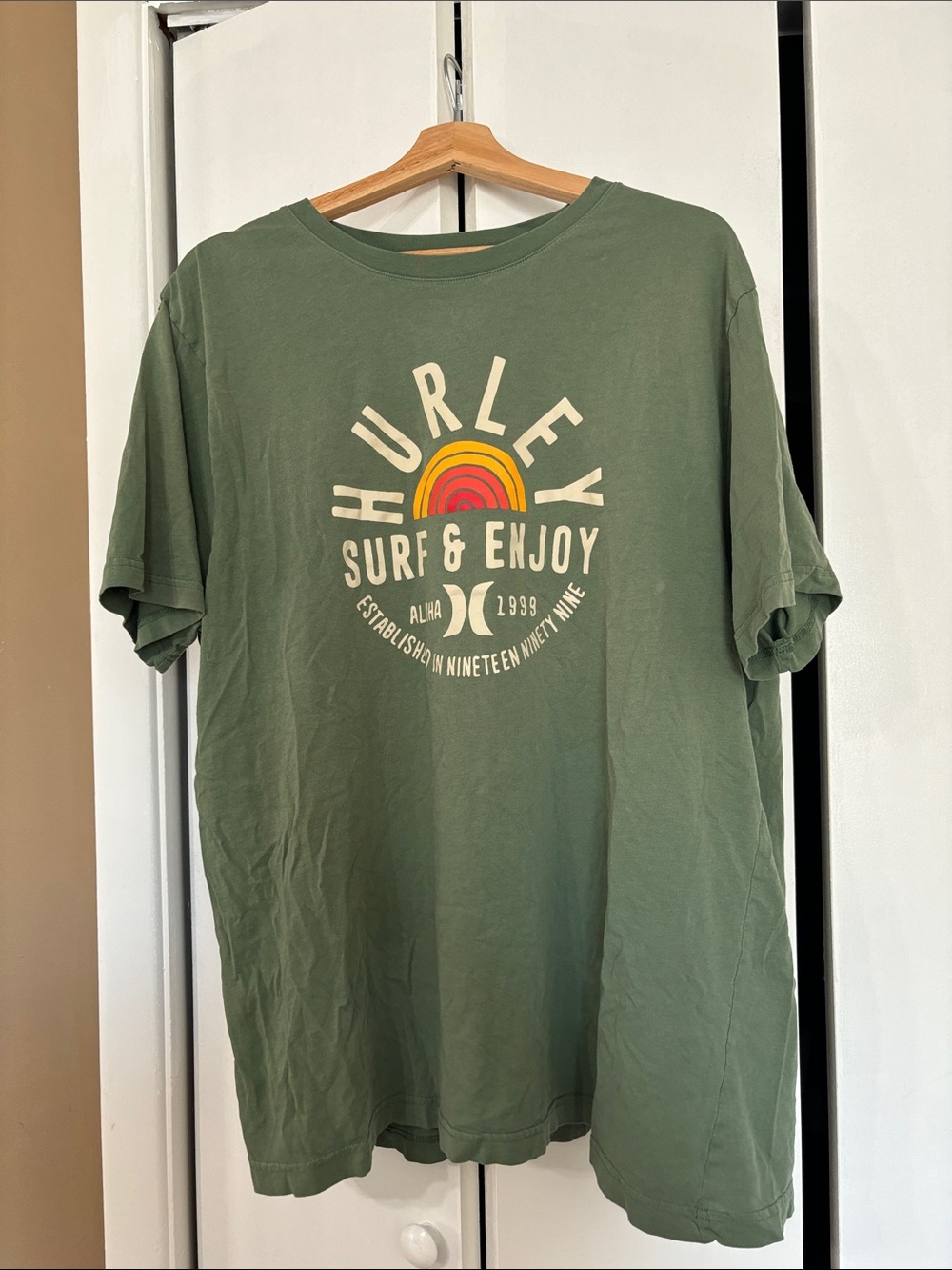 Hurley me s Olive Green 'Surf & Enjoy' Graphic Short Sleeve Tee